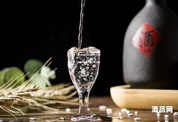 浓香型和酱香型白酒采用什么发酵,浓香型白酒和酱香型白酒工艺区别