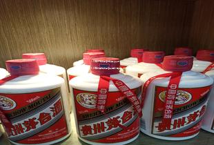 500毫升飞天茅台可以斟多少杯,500毫升的飞天茅台带瓶大概多少克