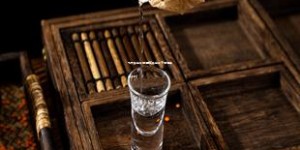 飞天茅台带铜酒樽(茅台带个铜酒盅多少钱)