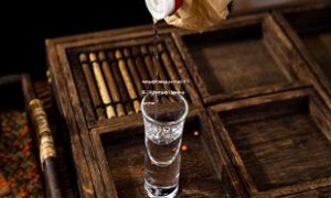 飞天茅台市场价多少钱一瓶2015年,2015飞天茅台53度价格多少钱一瓶