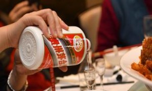飞天茅台拉绳子开酒,飞天茅台怎么打开瓶口倒出来